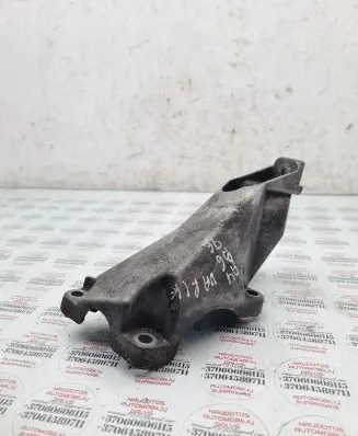 Audi A4 S4 B6 8E 8H Engine mounting bracket 8E0199307A