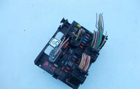 Peugeot 308 Fuse module 9664706280
