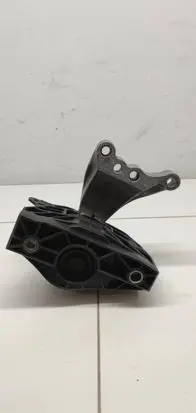 Peugeot 208 Engine mount bracket