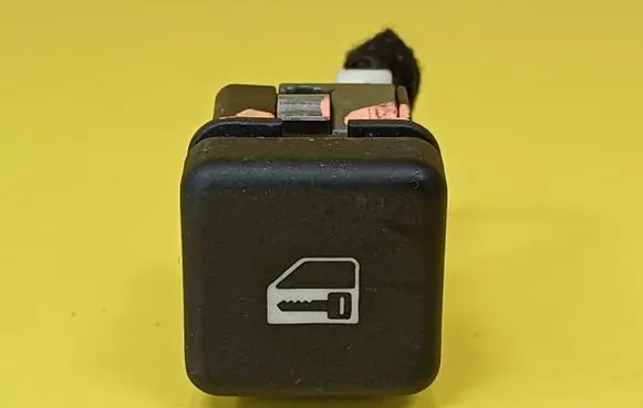 BMW 5 E39 Central locking switch button 8360828
