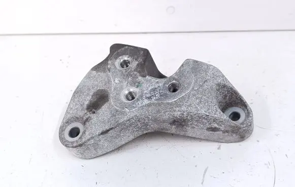 Jeep Cherokee Gearbox mounting bracket 68141735AC