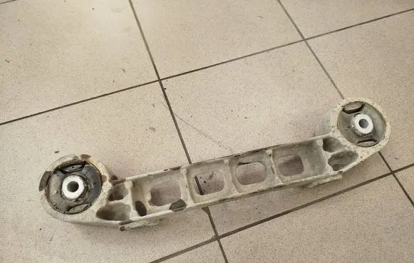 Mercedes-Benz Vito Viano W639 Rear differential/diff mount bracket 