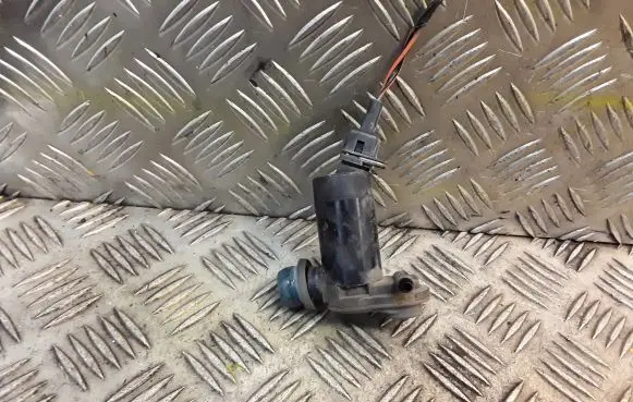 Land Rover Discovery 3 - LR3 Windscreen/windshield washer pump