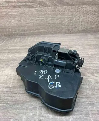 BMW X3 E83 Front door lock 7202145