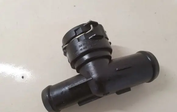Volkswagen PASSAT B6 Engine coolant pipe/hose 1K0122291B