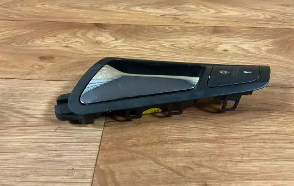 Volkswagen PASSAT B6 Front door interior handle 3C1837113