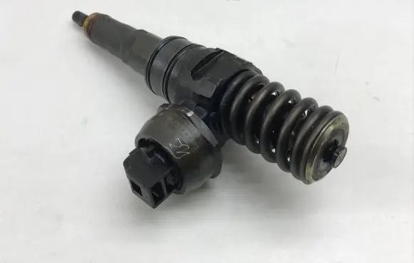 Volkswagen Golf V Fuel injector 038130073BN