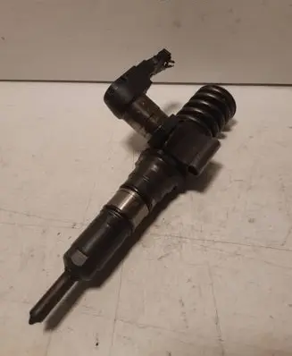 Volkswagen PASSAT B6 Fuel injector 03G130 073T