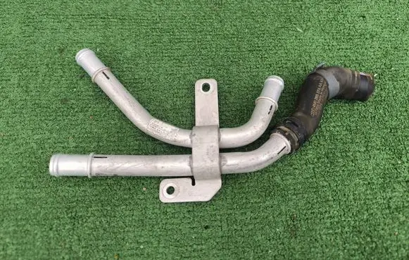 Engine coolant pipe/hose