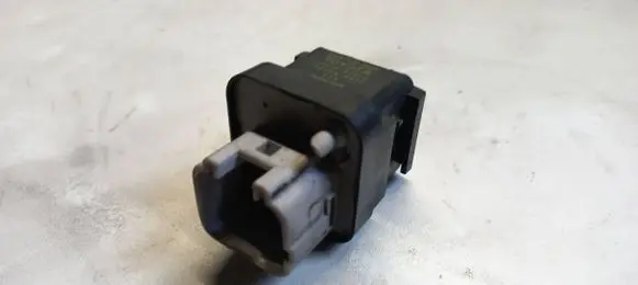 Toyota Avensis Verso Glow plug pre-heat relay 2861067010 1567000671