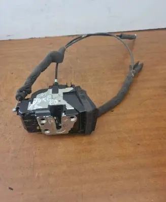 Nissan Juke I F15 Front door lock 1214l