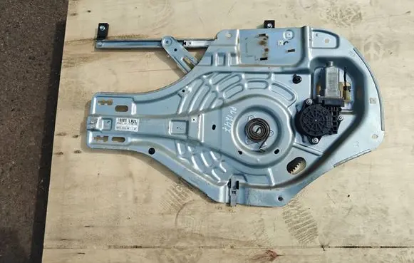 Hyundai Tucson JM Front door window regulator with motor 2600927 824702E010