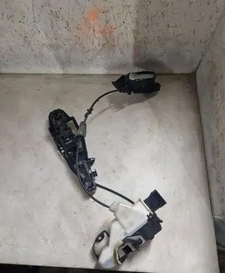 Peugeot 508 Front door lock 851916