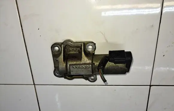Volvo V70 Camshaft vanos timing valve 8670421