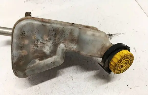 Brake fluid reservoir