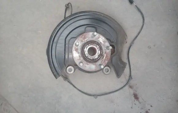 Nissan Leaf I (ZE0) Front wheel hub