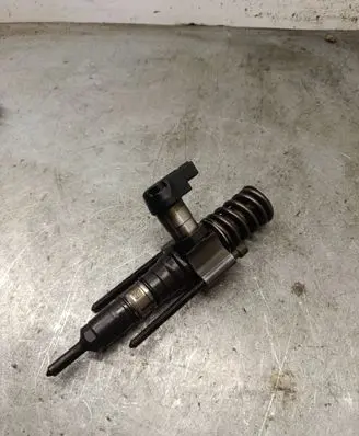 Volkswagen PASSAT B6 Fuel injector 03G130073T