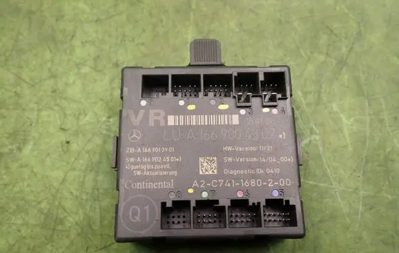 Infiniti Q30 Door control unit/module A1669004302
