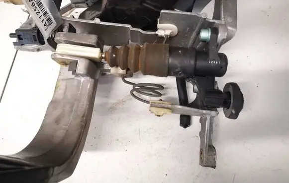 Volkswagen PASSAT B5 Clutch master cylinder 8E1721401
