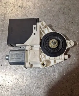 Volkswagen Jetta VI Front door window regulator motor 3C0959792B 120813 918433110