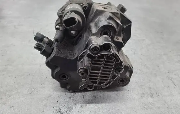 Volvo S80 Fuel injection high pressure pump 8689590