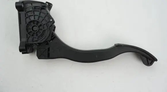 Accelerator throttle pedal