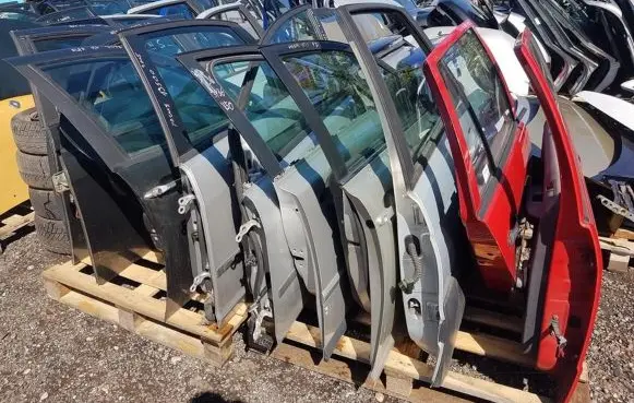 Volvo V50 Front door sidabrines