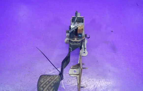 Renault Koleos I Brake pedal HH8148