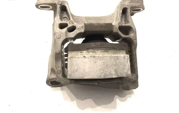 Engine mount vacuum valve
