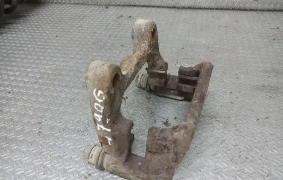 Volkswagen PASSAT B6 Brake caliper pad carrier rear 