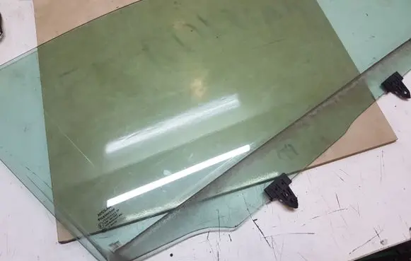 Nissan Qashqai Front door window glass four-door