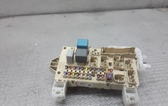 Toyota Corolla Verso AR10 Fuse module 892210F010