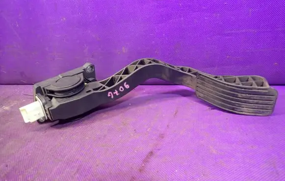 Peugeot 307 CC Accelerator throttle pedal 9646702180