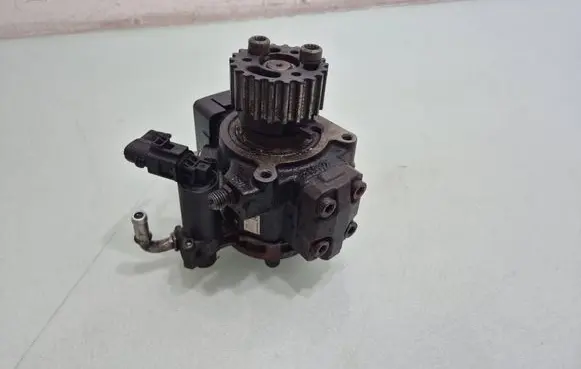 Skoda Fabia Mk2 (5J) Fuel injection high pressure pump 03L130755E