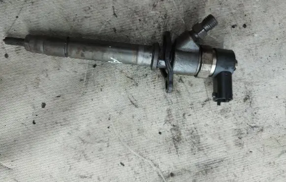Volvo XC90 Fuel injector 8658352