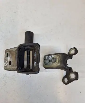 Renault Clio III Front door upper hinge