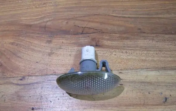 Front fender indicator light