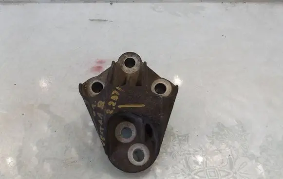 Opel Vectra B Engine mounting bracket 9224052