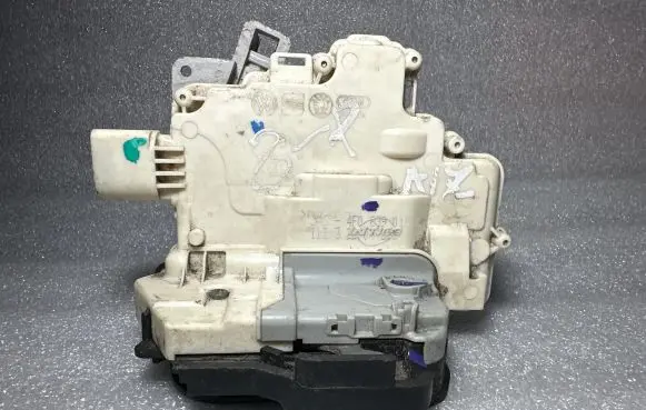 Audi A3 S3 8P Rear door lock 4F0839015