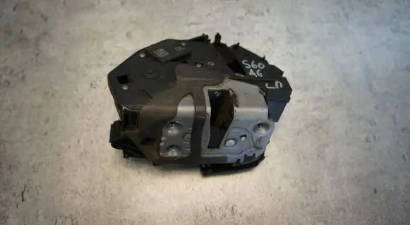 Volvo S60 Front door lock 31301738