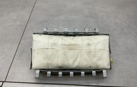 Nissan Juke I F15 Passenger airbag