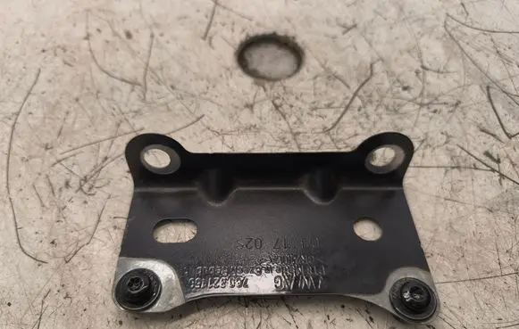 Volkswagen Crafter Fender mounting bracket 7C0821150