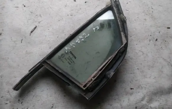 Toyota Yaris Front door vent window glass four-door as2