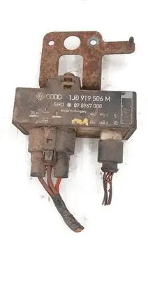 Volkswagen Golf IV Coolant fan relay 1J0919506M 898967000