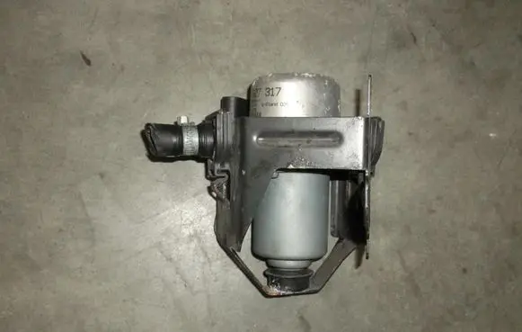 Volkswagen PASSAT B5.5 Master brake cylinder 8E0927317