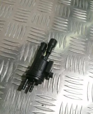 Mercedes-Benz C W204 Valve vacuum 0025401497