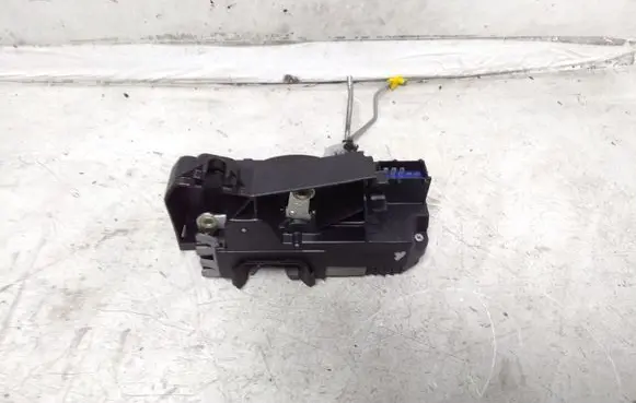 Opel Vivaro Front door lock 8200008261 91166229