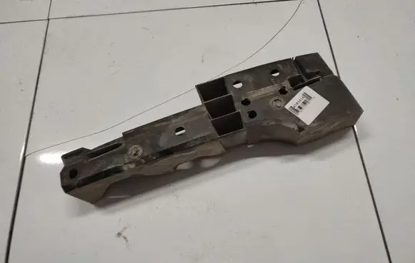 Renault Scenic I Front bumper mounting bracket