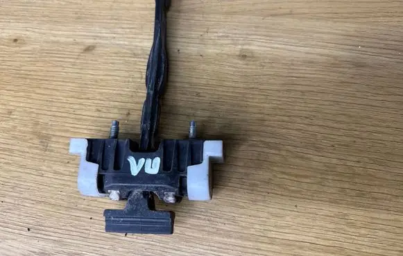 Opel Insignia A Front door check strap stopper 13229021