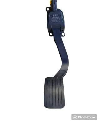 Accelerator throttle pedal